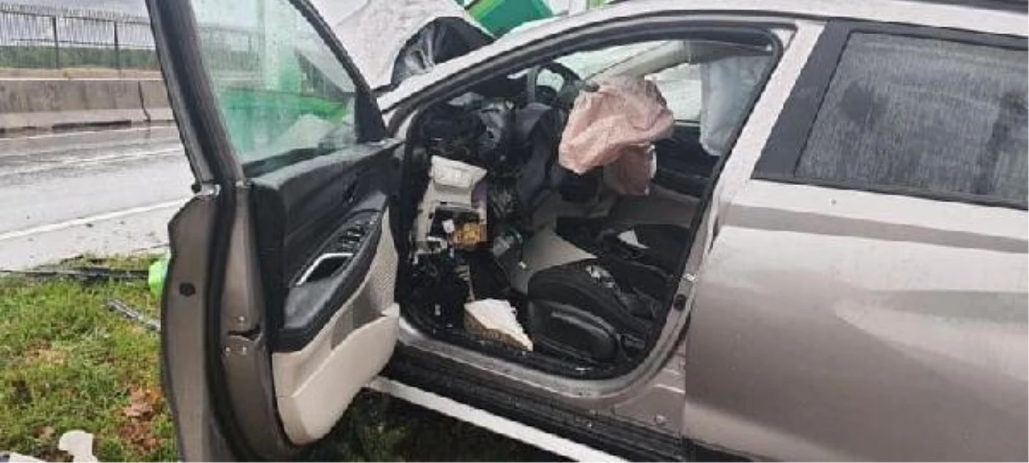 Yalova\'da kaza: Sürücü akaryakıt istasyonunun tabelasına çarptı