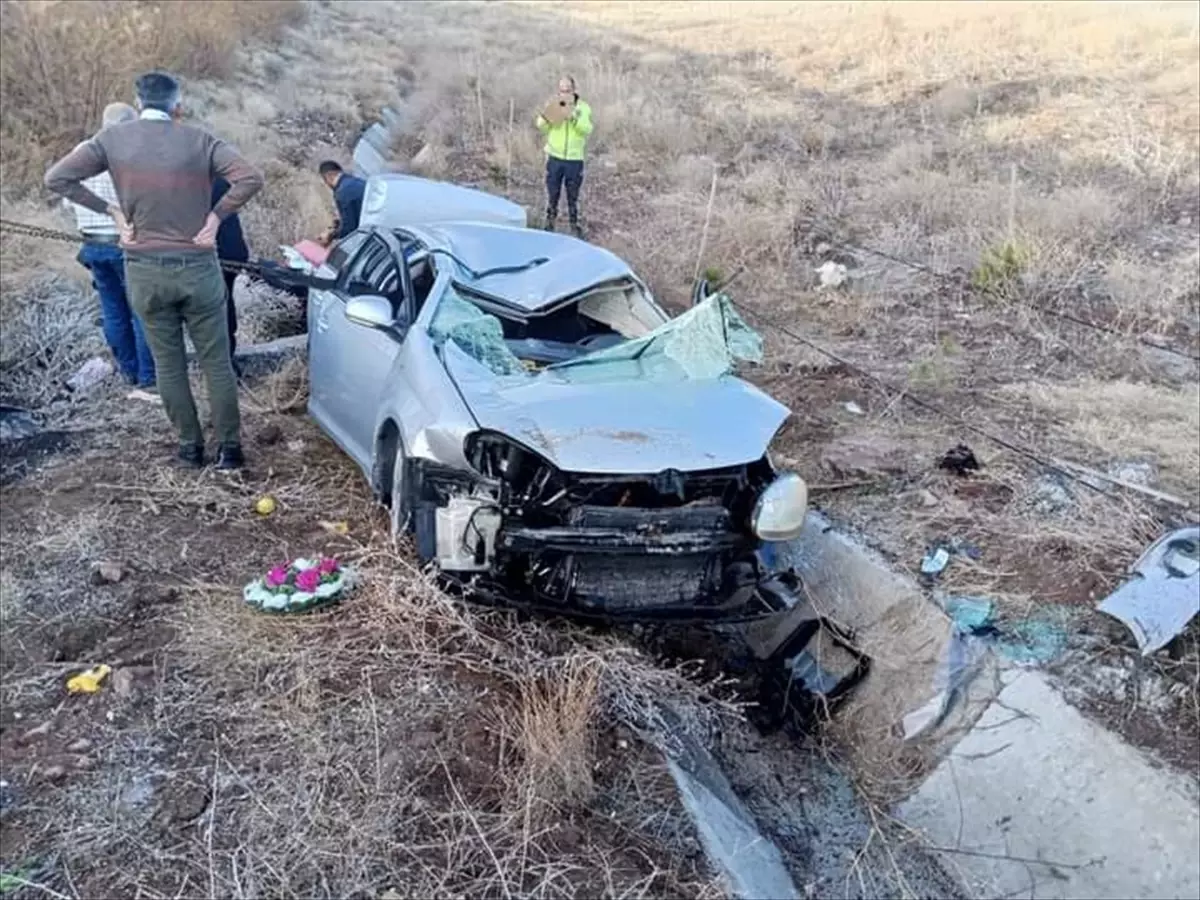 Aksaray'da Otomobil Şarampole Devrildi: 1 Ölü, 4 Yaralı