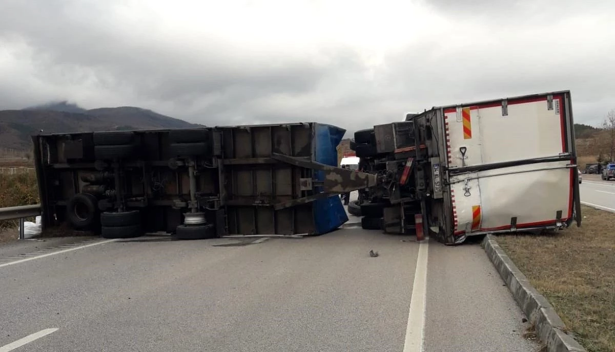 Amasya\'da kamyon devrildi, sürücü yaralandı