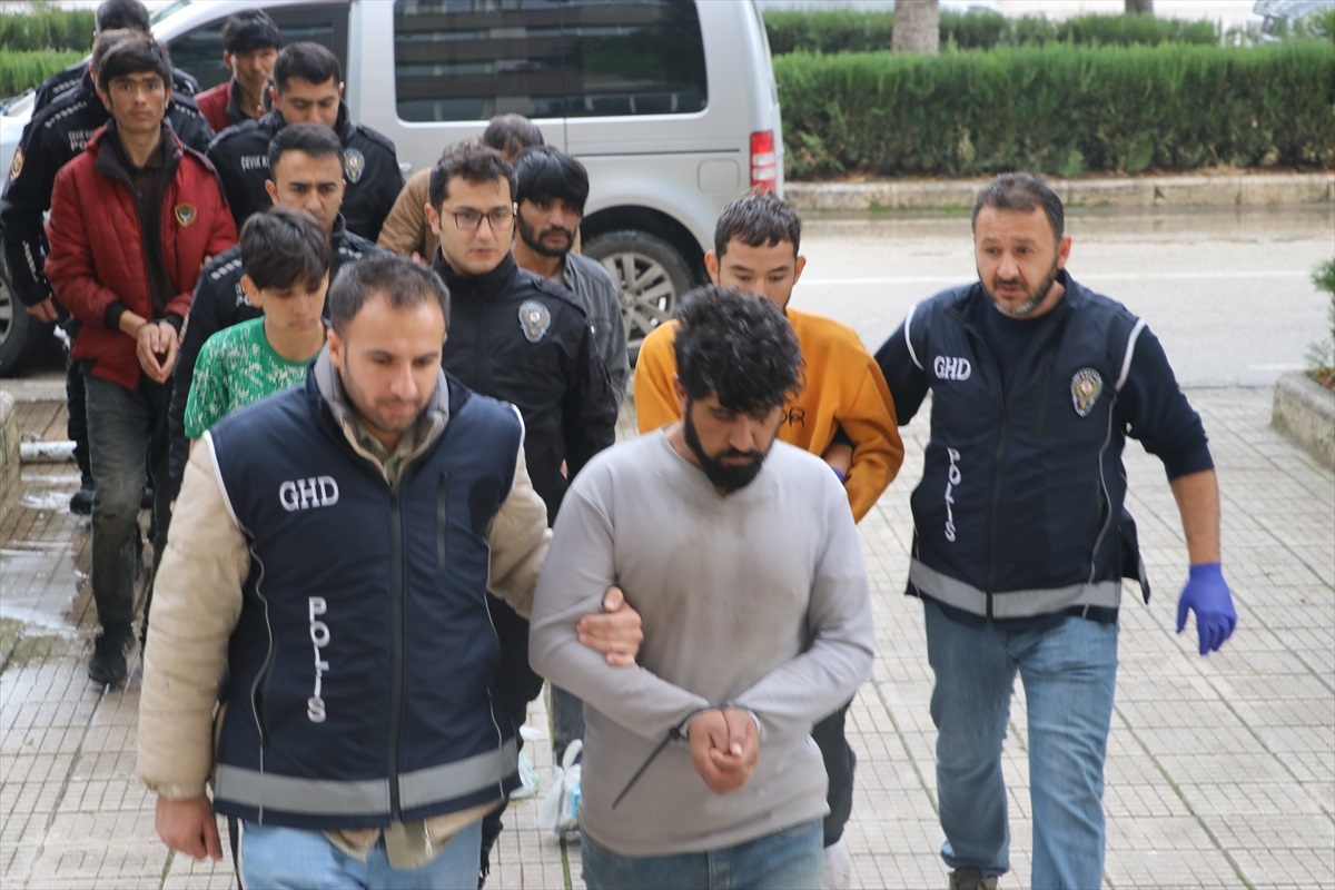 Amasya\'da 8 düzensiz göçmenin yakalanmasıyla ilgili 3 şüpheli tutuklandı