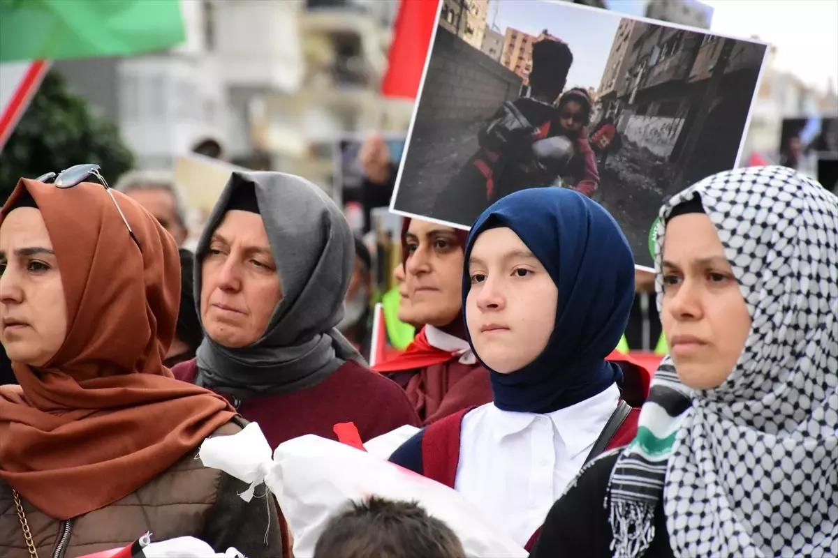 Bursa\'da \'Dünya İnsan Hakları Günü\' nedeniyle Filistin\'e destek için binlerce kişi yürüdü