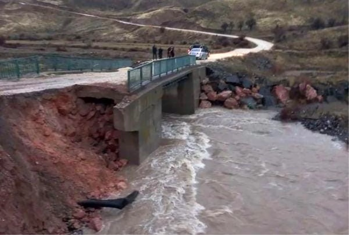 Malatya\'da sağanak yağış sonrası dereler taştı, köprüde göçük meydana geldi