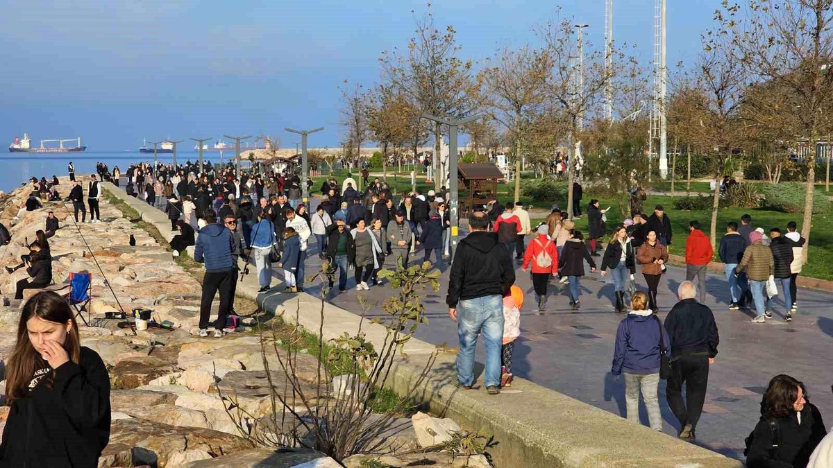 Bandırma\'da hava sıcaklıklarının artmasıyla vatandaşlar sahile akın etti