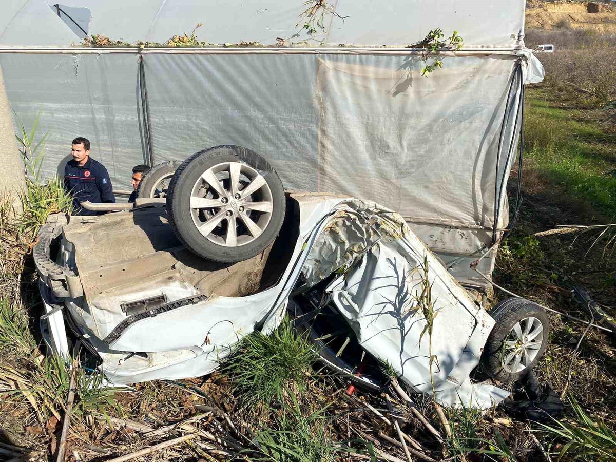 Antalya\'da beton direğe çarpan otomobilin sürücüsü hayatını kaybetti