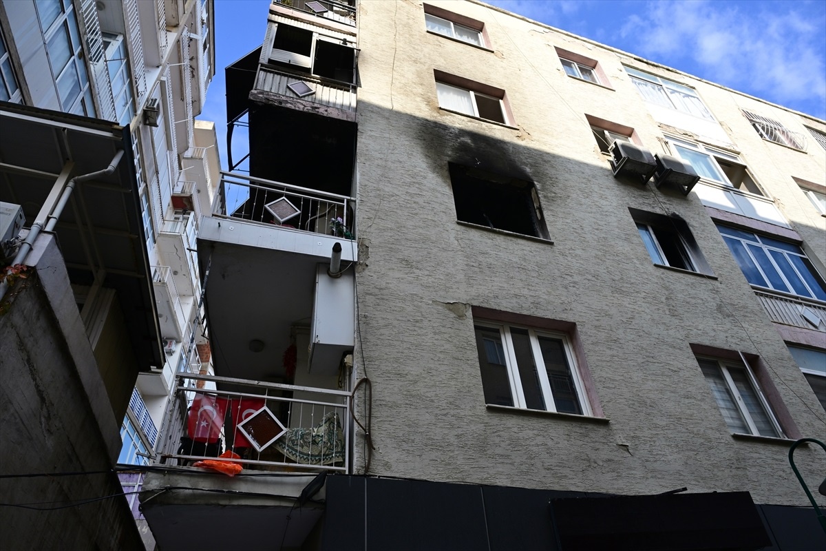 Bornova\'da çıkan yangında 2 kişi dumandan etkilendi