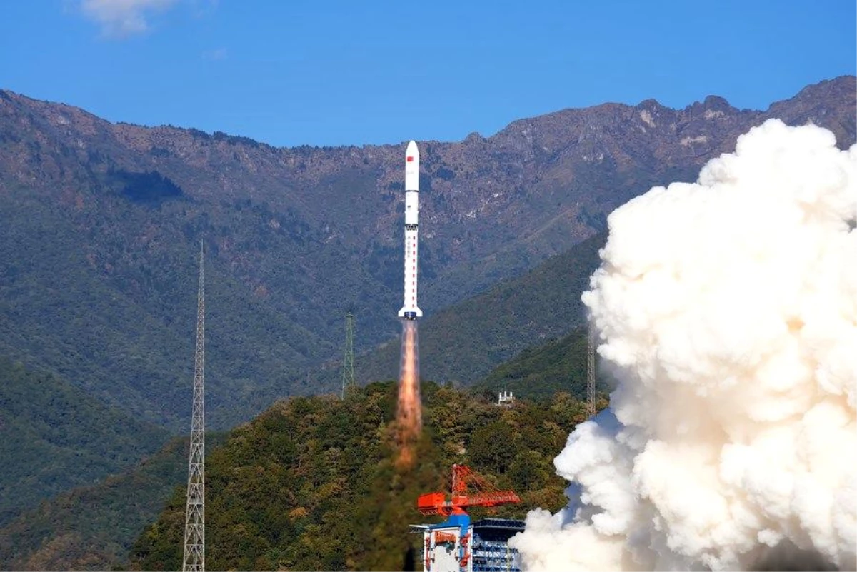 Çin, Uzun Yürüyüş-2D Roketiyle Yeni Bir Uydu Fırlattı
