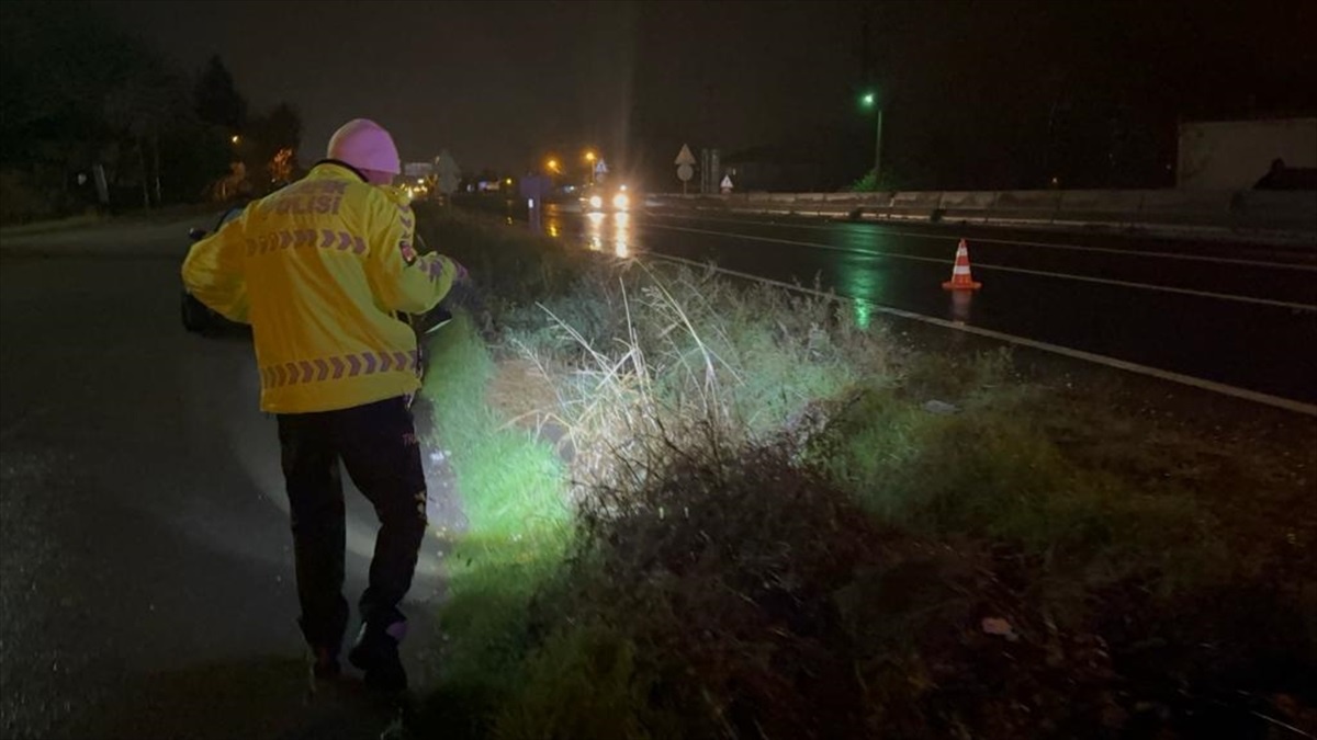 Düzce\'de bariyere çarpan otomobilin arka lastiği yerinden çıktı