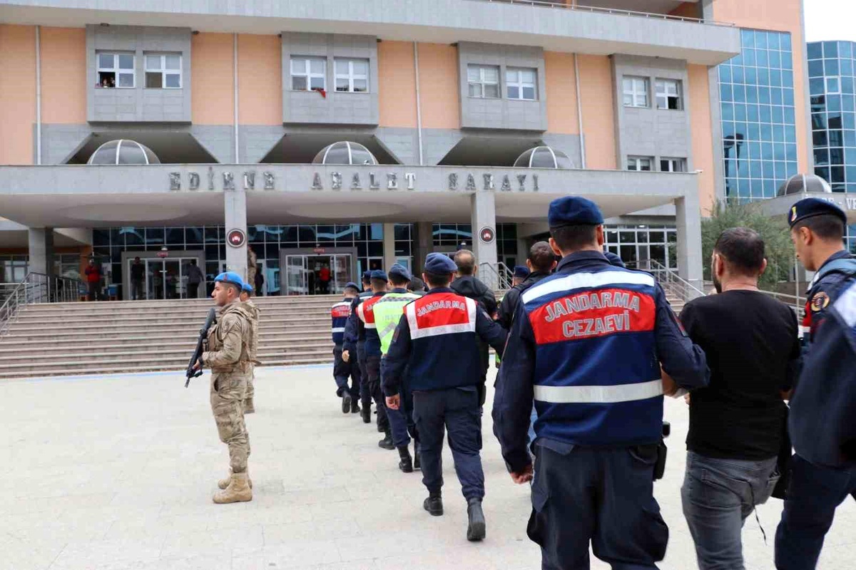 Edirne\'de 261 kaçak göçmen ve 8 göçmen kaçakçısı yakalandı