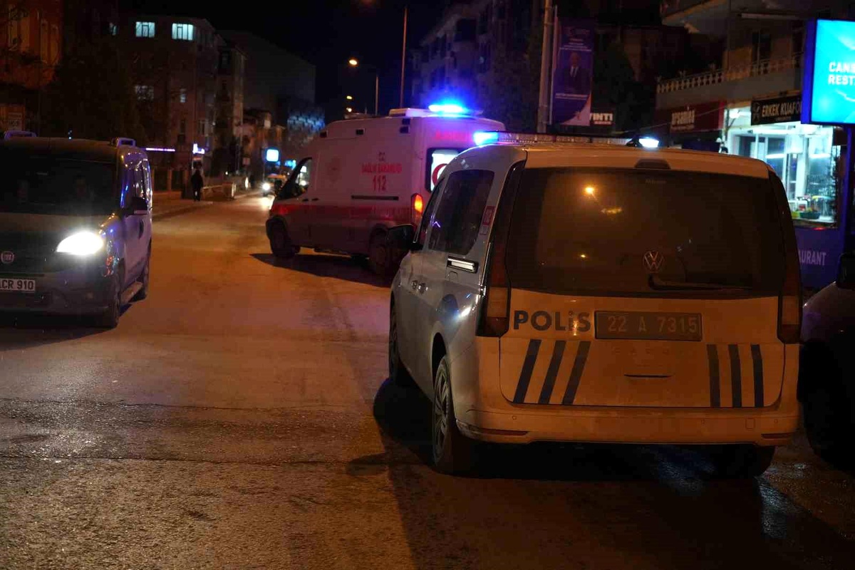 Edirne\'de yayaya çarpmamak için manevra yapan motokurye yaralandı