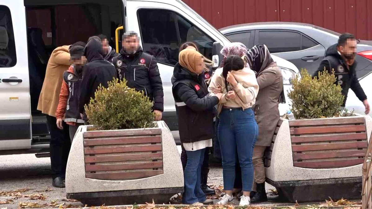 Elazığ\'da Uyuşturucu Operasyonu: 3\'ü Kadın 7 Şüpheli Yakalandı
