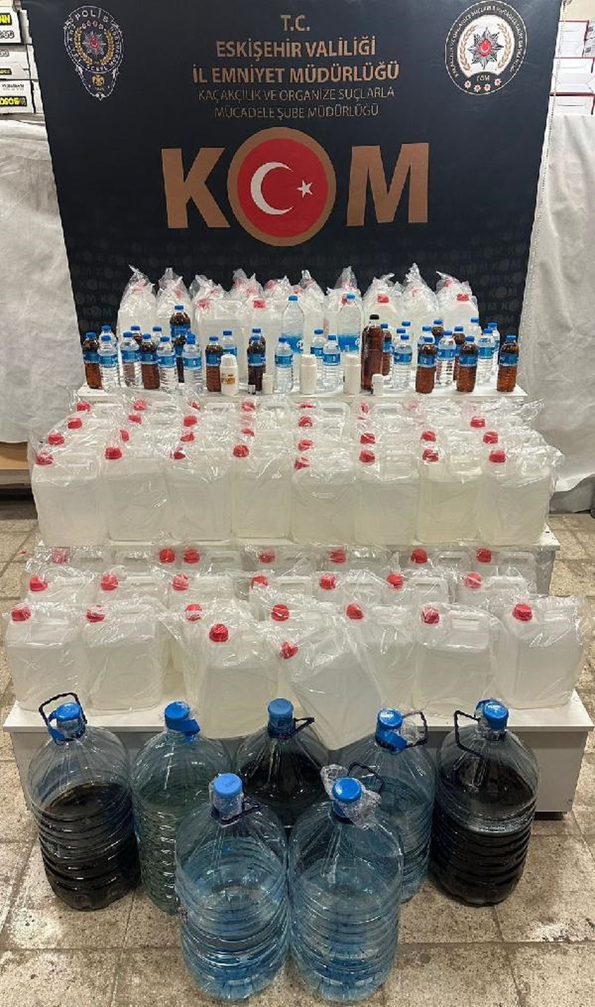 Eskişehir\'de yapılan baskında 380 litre etil alkol ile 74 litre sahte ve kaçak alkol ele geçirildi