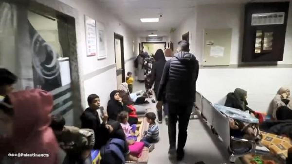 Filistin Kızılayı: Al-Amal Hastanesindeki 14 bin kişi temel ihtiyaçlarla mücadele ediyor