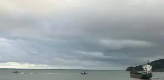 İnebolu'da fırtına nedeniyle karaya oturan gemi çekiliyor