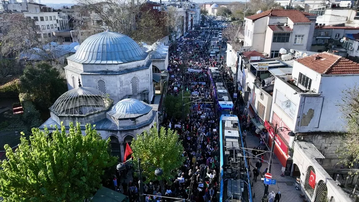 İstanbul\'da İsrail\'in Gazze\'ye saldırıları protesto edildi