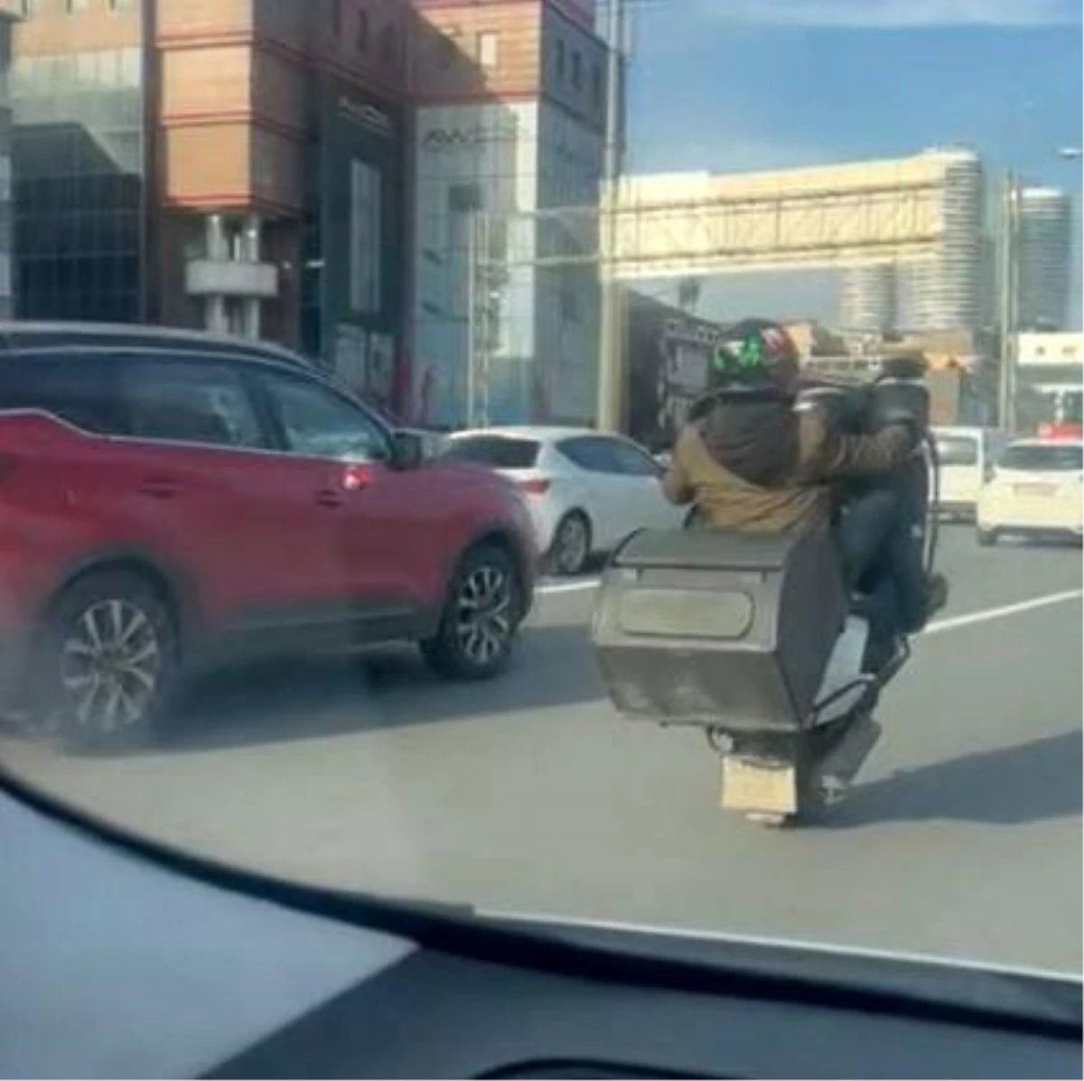 İstanbul\'da trafikte ön tekerleği kaldırarak giden motosiklet sürücüsüne ceza