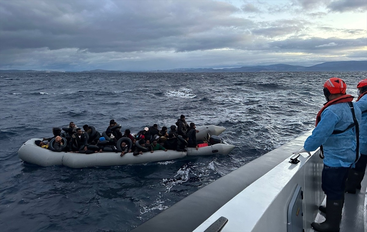 İzmir\'in Çeşme ilçesi açıklarında 36 düzensiz göçmen kurtarıldı