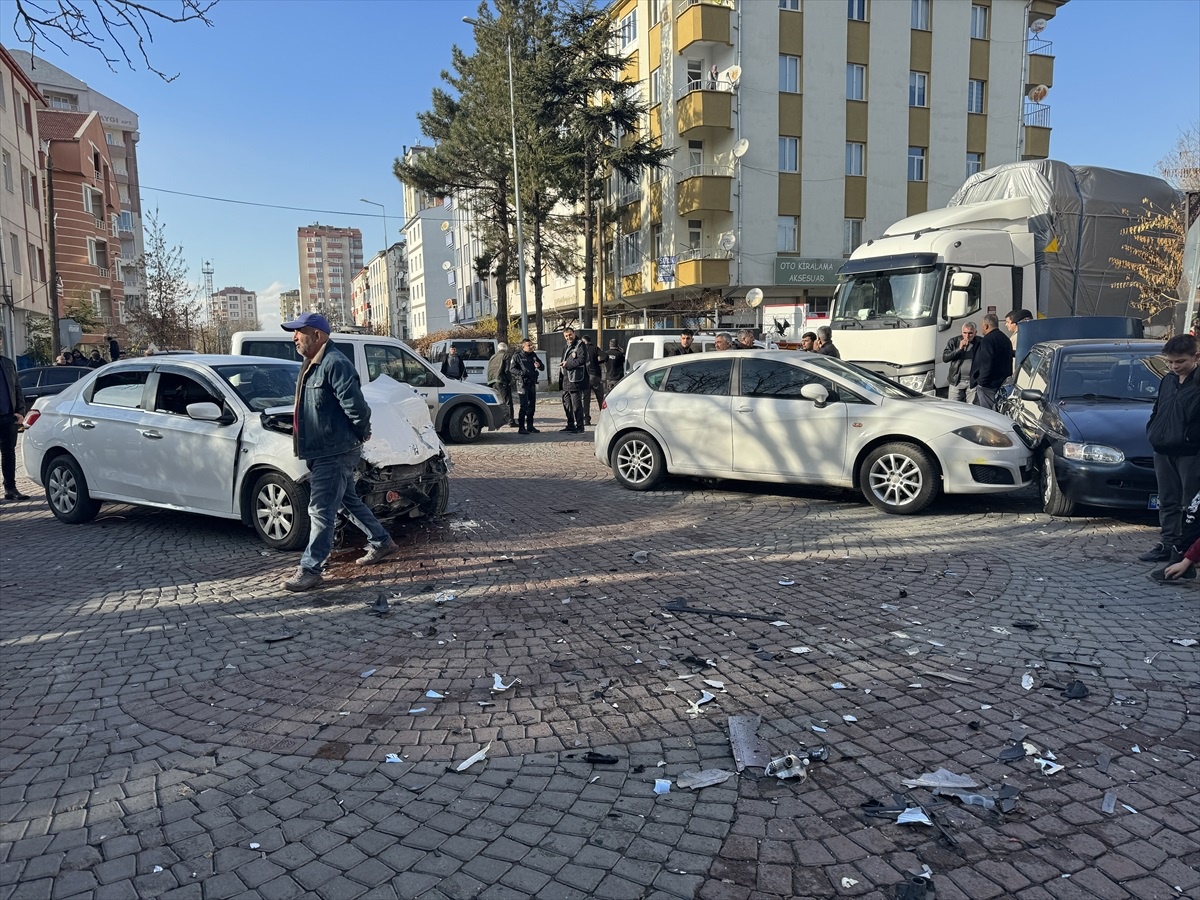 Kayseri\'de Otomobil Çarpışması: 3 Kişi Yaralandı