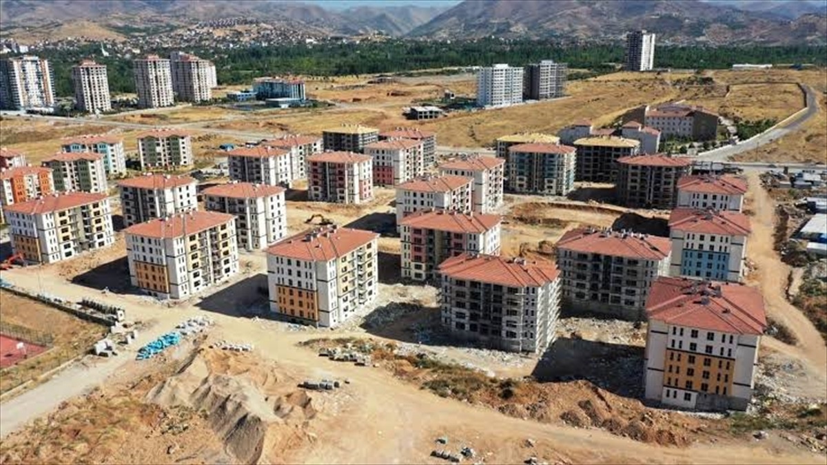 Malatya\'da depremzedeler için konutlara içme suyu isale hattı yapılıyor