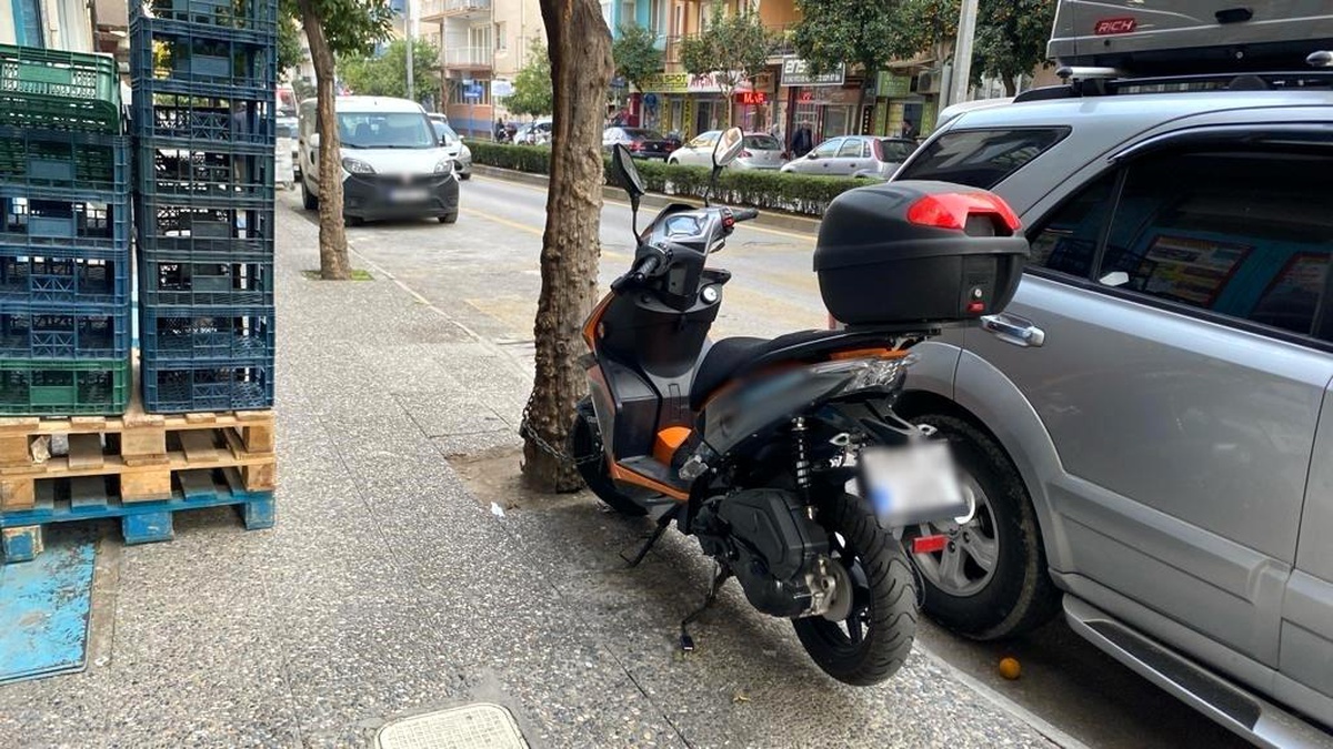 Aydın\'da Vatandaş Motosikletini Zincirle Ağaca Bağlayarak Önlem Aldı
