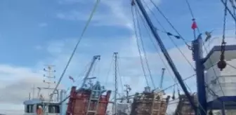 Sakarya Nehri'nde rüzgarla sürüklenen tekneler son anda kurtarıldı