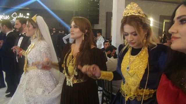 Şanlıurfa'da düğünde geline valiz dolusu altın takıldı