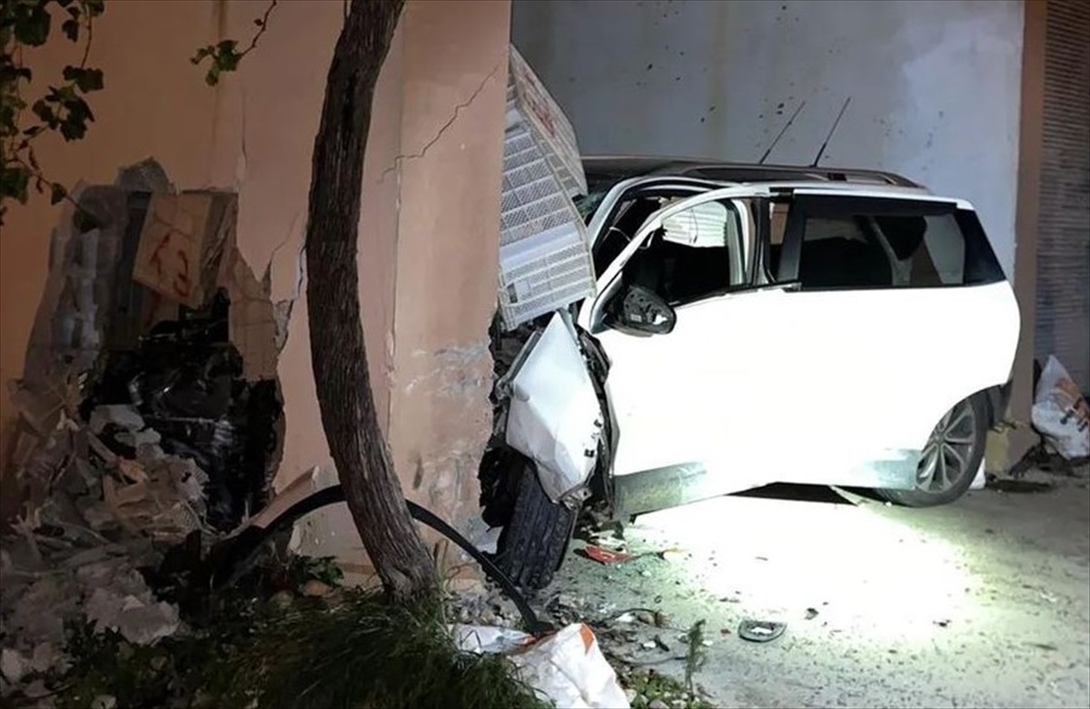 Serik\'te otomobil evin garajına girdi, sürücü yaralandı