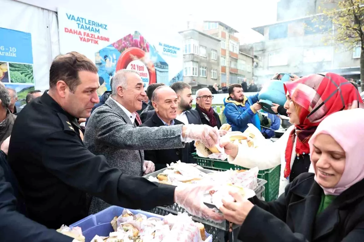 Sultangazi\'de 6. kez düzenlenen Rize Tanıtım ve Hamsi Festivali\'nde 3 ton hamsi dağıtıldı