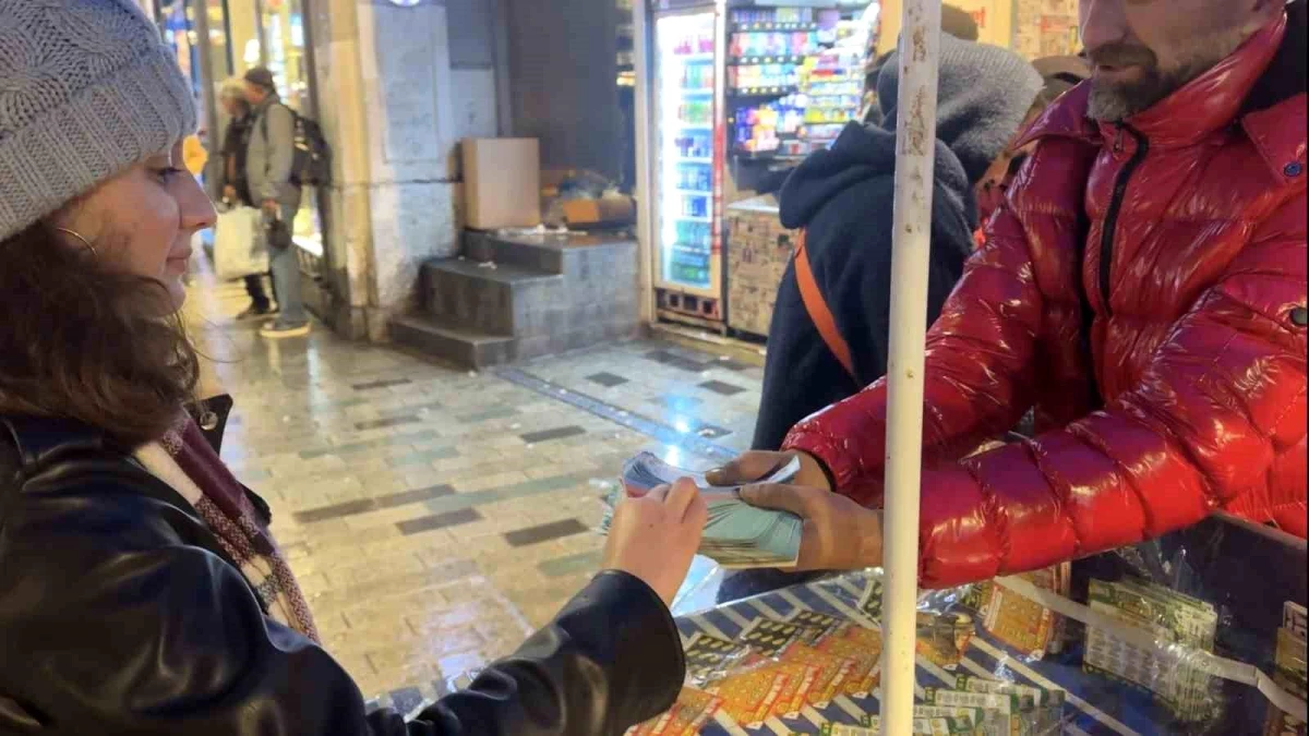 Taksim İstiklal Caddesi\'nde Milli Piyango biletleri çalındı