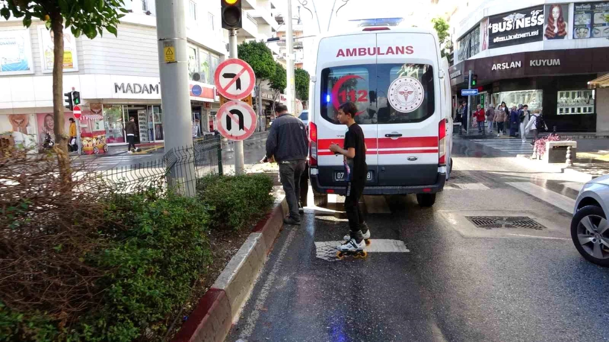 Antalya\'da ticari taksi ile elektrikli bisiklet çarpıştı
