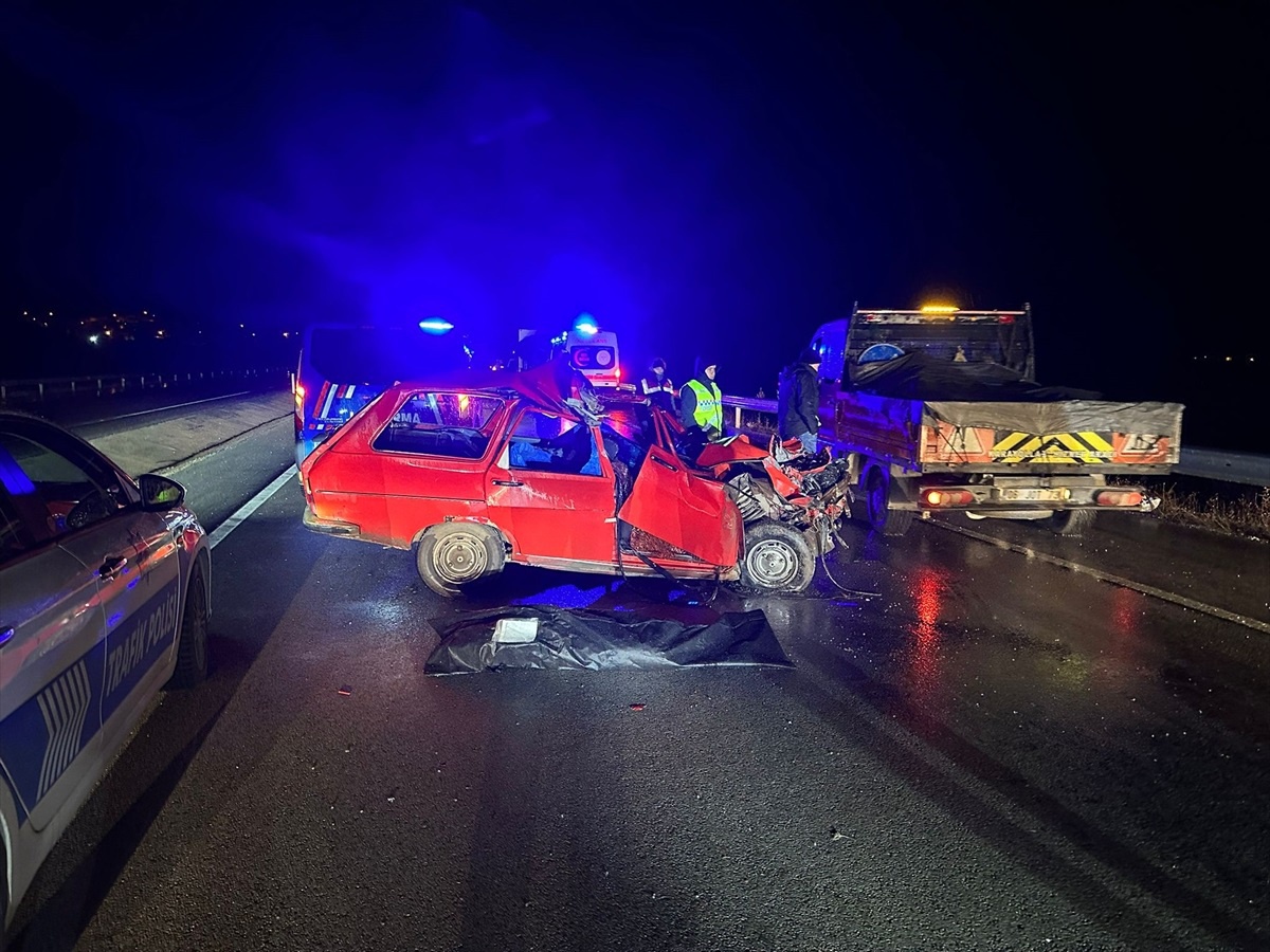 Tokat\'ta kamyona arkadan çarpan otomobilde 2 kişi hayatını kaybetti