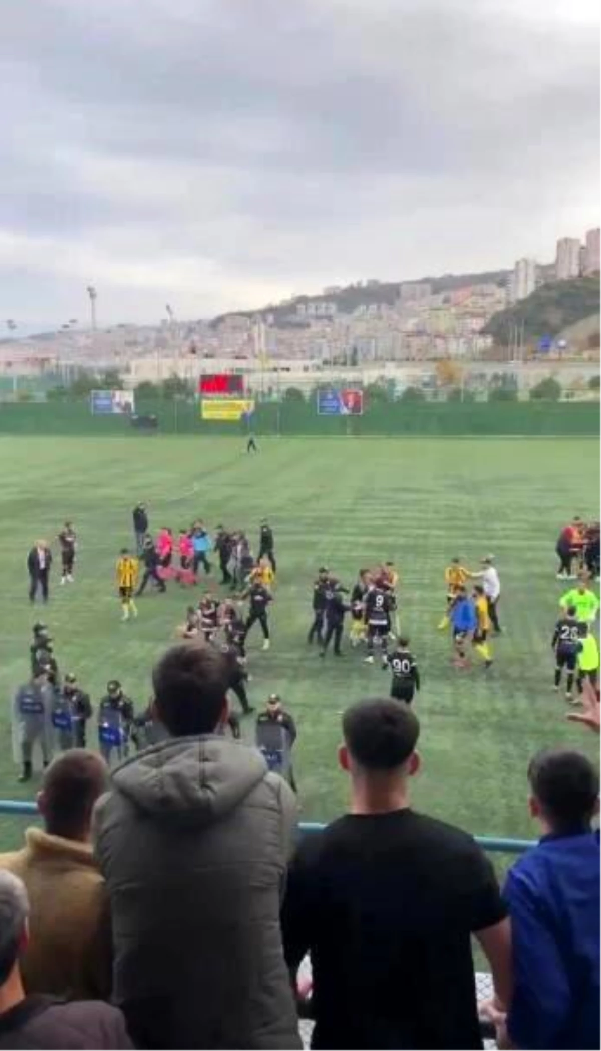 Trabzon\'da Arsinspor-Çayelispor maçında kavga çıktı