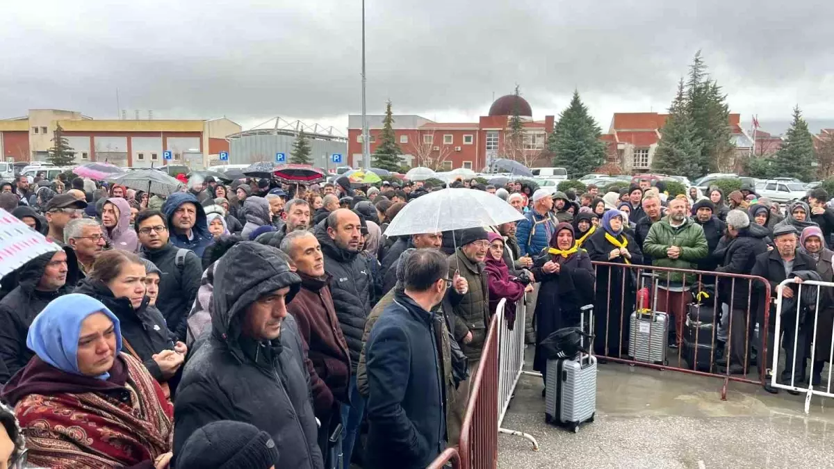 Eskişehir\'den Kabe\'yi ziyaret etmeye gidecek umre yolcuları havalimanını doldurdu