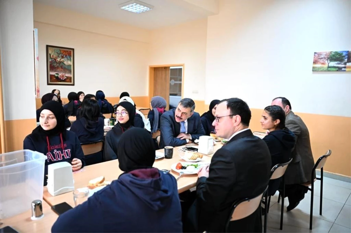 Erzurum Valisi Mustafa Çiftçi, öğrencilerle kahvaltıda buluştu