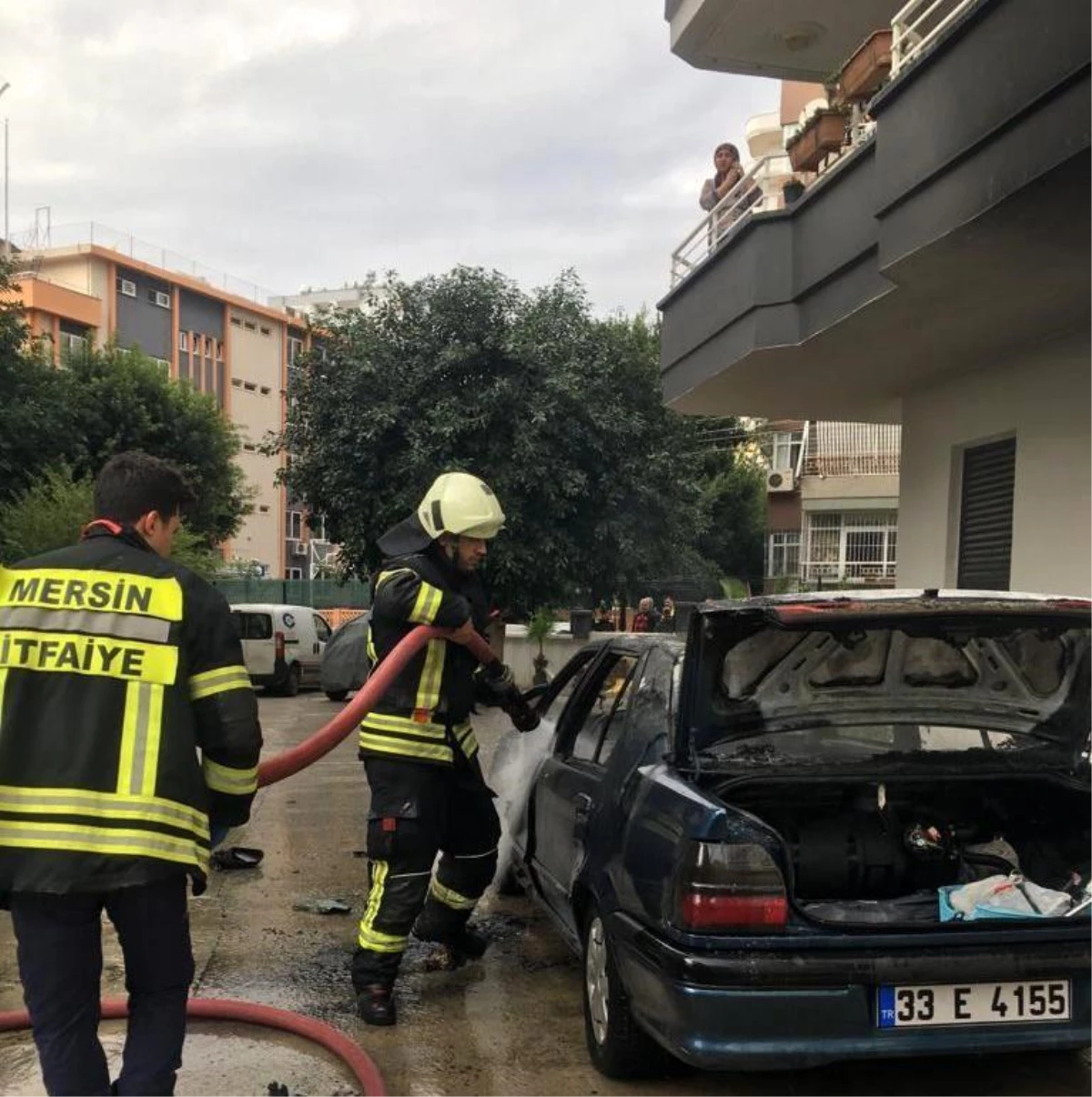 Mersin\'de Sokakta Park Halindeki Otomobil Alev Aldı
