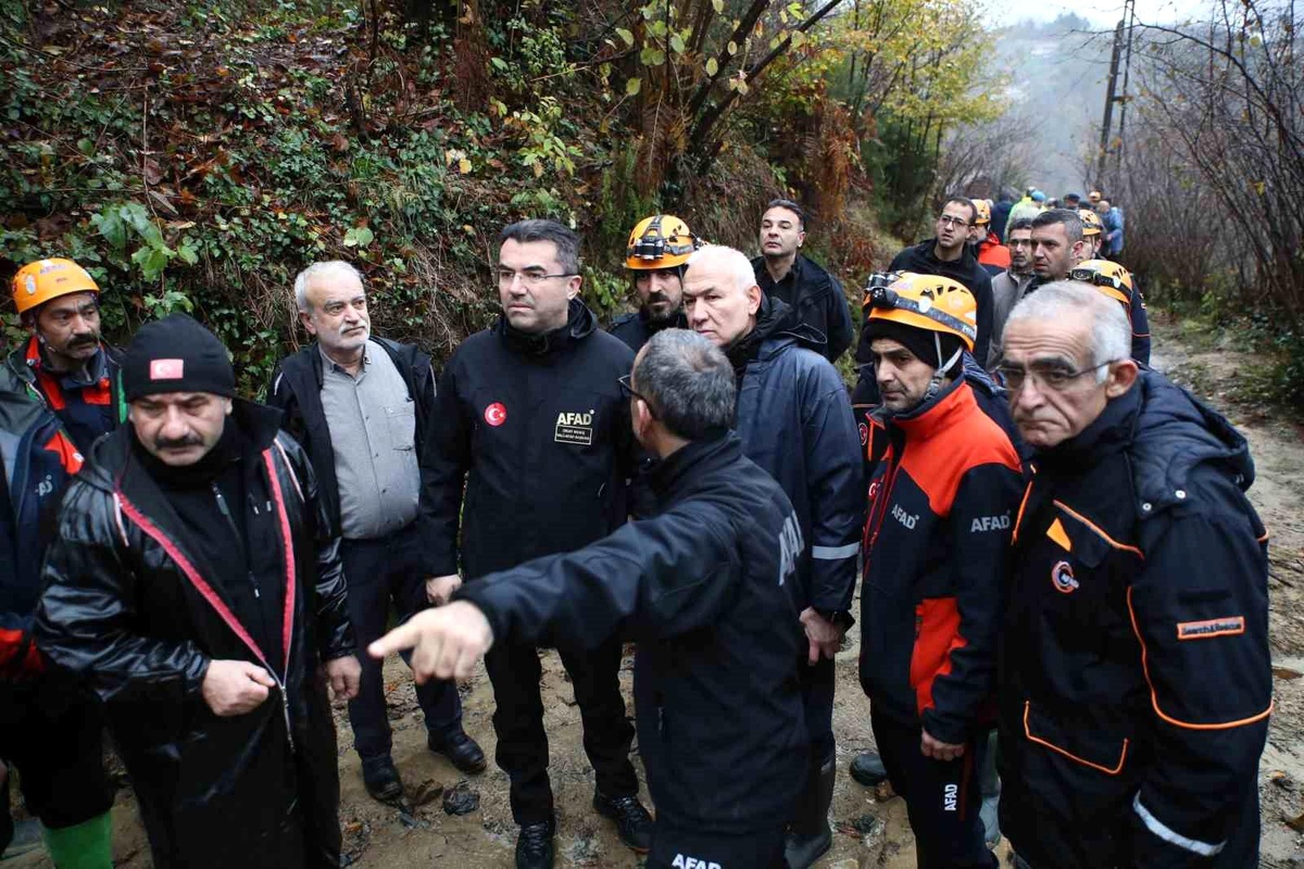 AFAD: "9 Aralık 2023 tarihinde Zonguldak ilimiz merkez ilçesi Asma Mahallesi\'nde iki katlı bir ev heyelan sebebi ile çökmüş, 2 vatandaşımız göçük...