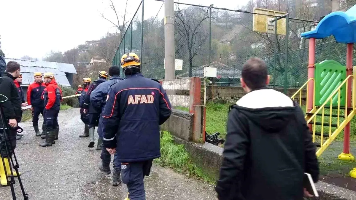 Zonguldak\'ta heyelanda evleri yıkılan anne ve oğlu için arama kurtarma çalışmaları yeniden başladı