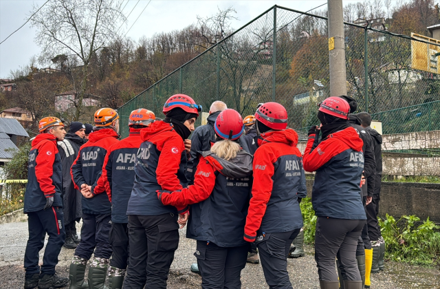 Zonguldak'taki heyelanda göçük altında kalan anne ve oğlu arama çalışmaları yeniden başladı