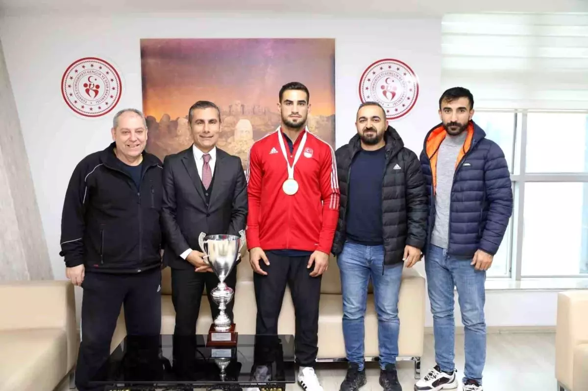 Emrah Yaşar, Dünya Kick Boks Şampiyonasında şampiyon oldu