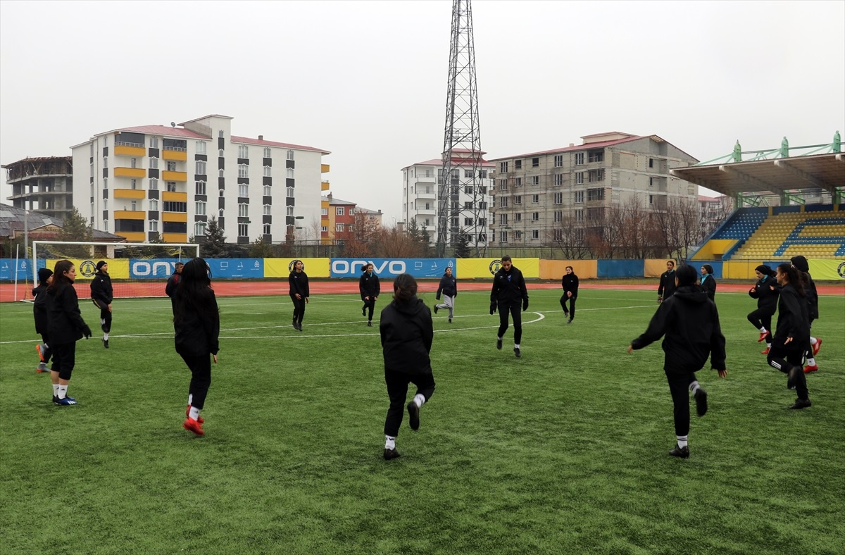 Ağrı\'nın tek kadın futbol takımı başarılarıyla adından söz ettirmek istiyor