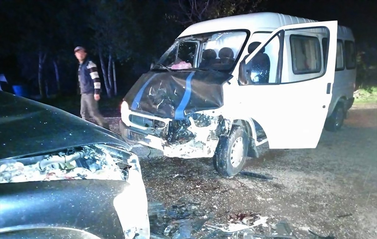 Akhisar\'da kafa kafaya çarpışan otomobillerde 7 kişi yaralandı