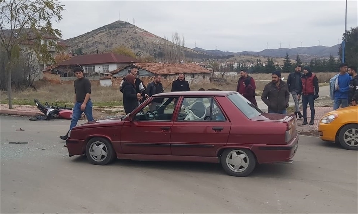 Amasya\'da motosiklet ile otomobilin çarpışması sonucu 4 kişi yaralandı