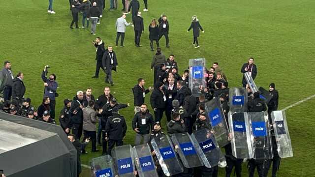 Ankaragücü Başkanı Faruk Koca, Rizespor maçı sonrası Hakem Halil Umut Meler'e yumruk attı