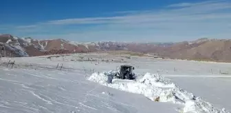 Hakkari'de karla mücadele ekipleri zor anlar yaşıyor