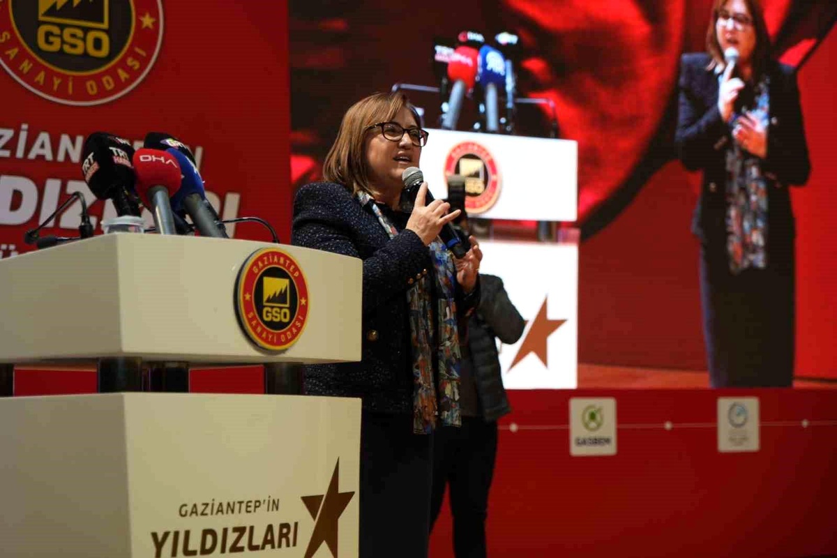 Bakan Şimşek\'ten ekonomi yönetimi ve yapılan çalışmalarla ilgili önemli sunum
