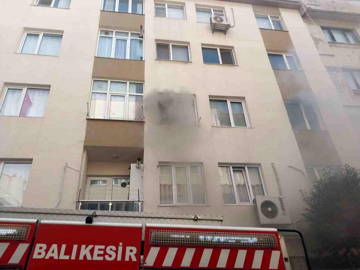 Bandırma\'da Apartman Yangını: Maddi Hasar Oluştu