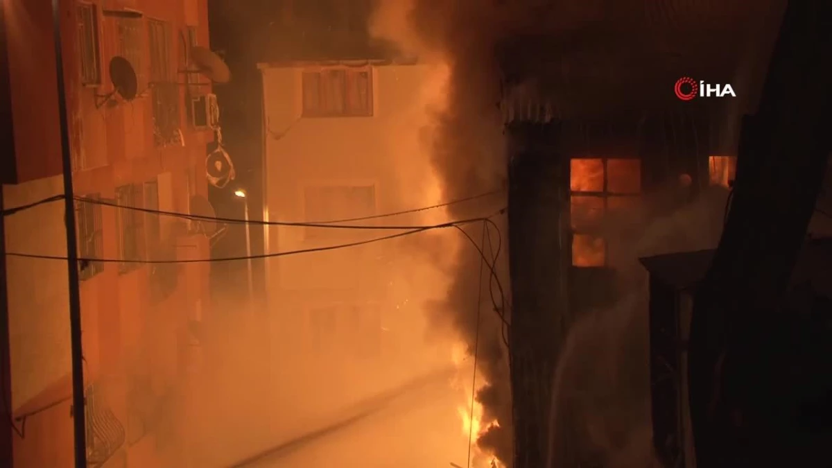 Beyoğlu Yenişehir Mahallesi\'nde 3 katlı bir ahşap binada yangın çıktı. Olay yerine çok sayıda polis, itfaiye ve sağlık ekipleri sevk edildi.
