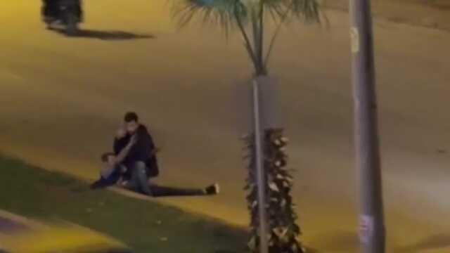 Bıçaklanıp yolun ortasına atıldı, hiçbir araç yardım için durmadı