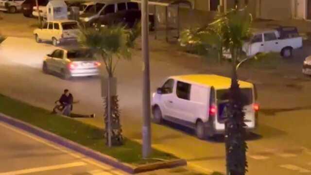 Bıçaklanıp yolun ortasına atıldı, hiçbir araç yardım için durmadı