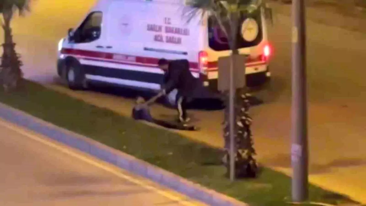 Bıçaklanıp yolun ortasına atıldı, kimse yardım için durmadı