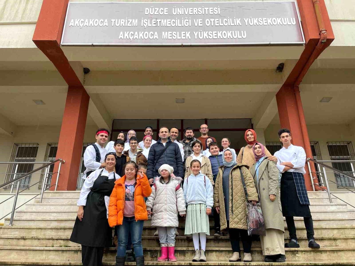 Düzce Üniversitesi öğrencileri özel eğitim öğrencileriyle pizza yaptı